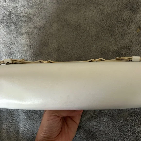 Manc. Lilith in White - Picture 6 of 16